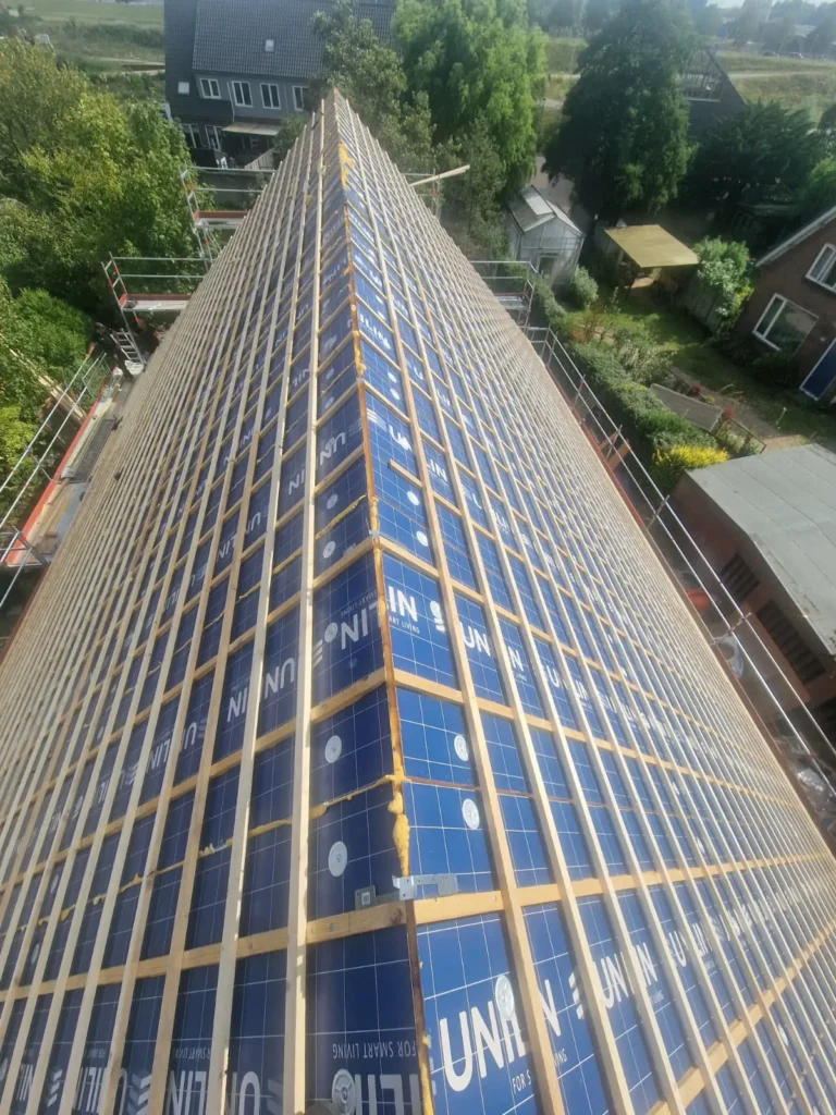 Luchtfoto van een hellend dak met Unilin isolatieplaten en houten panlatten