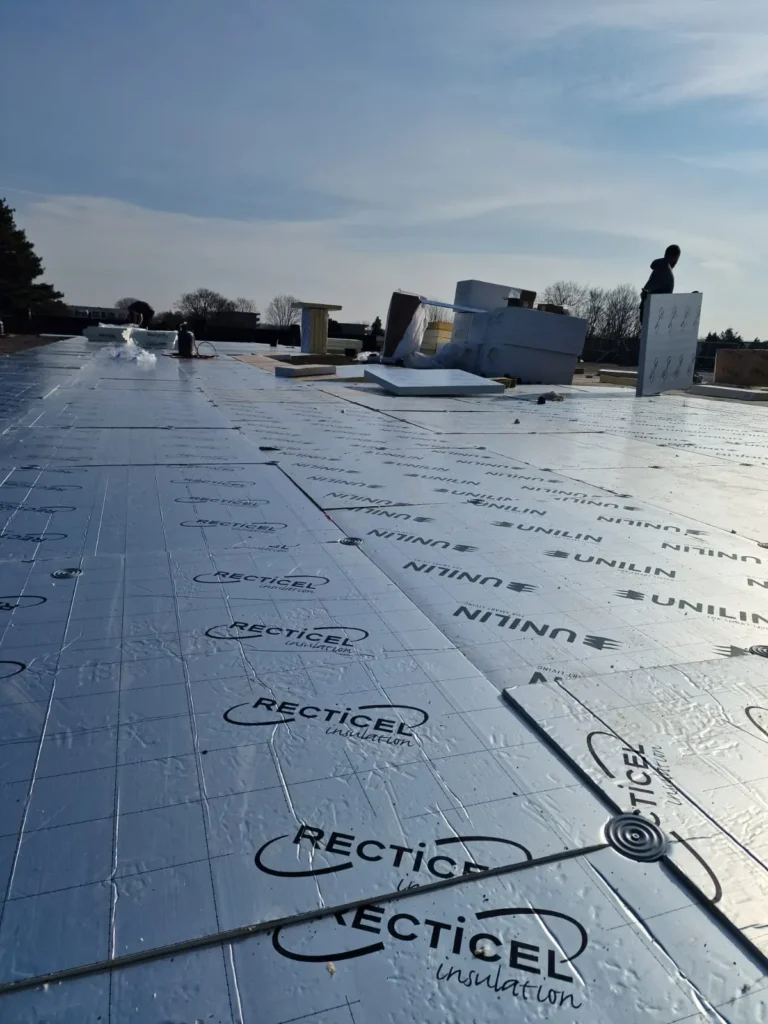 Plat dak met Recticel isolatieplaten met reflecterende folie tijdens dakisolatie