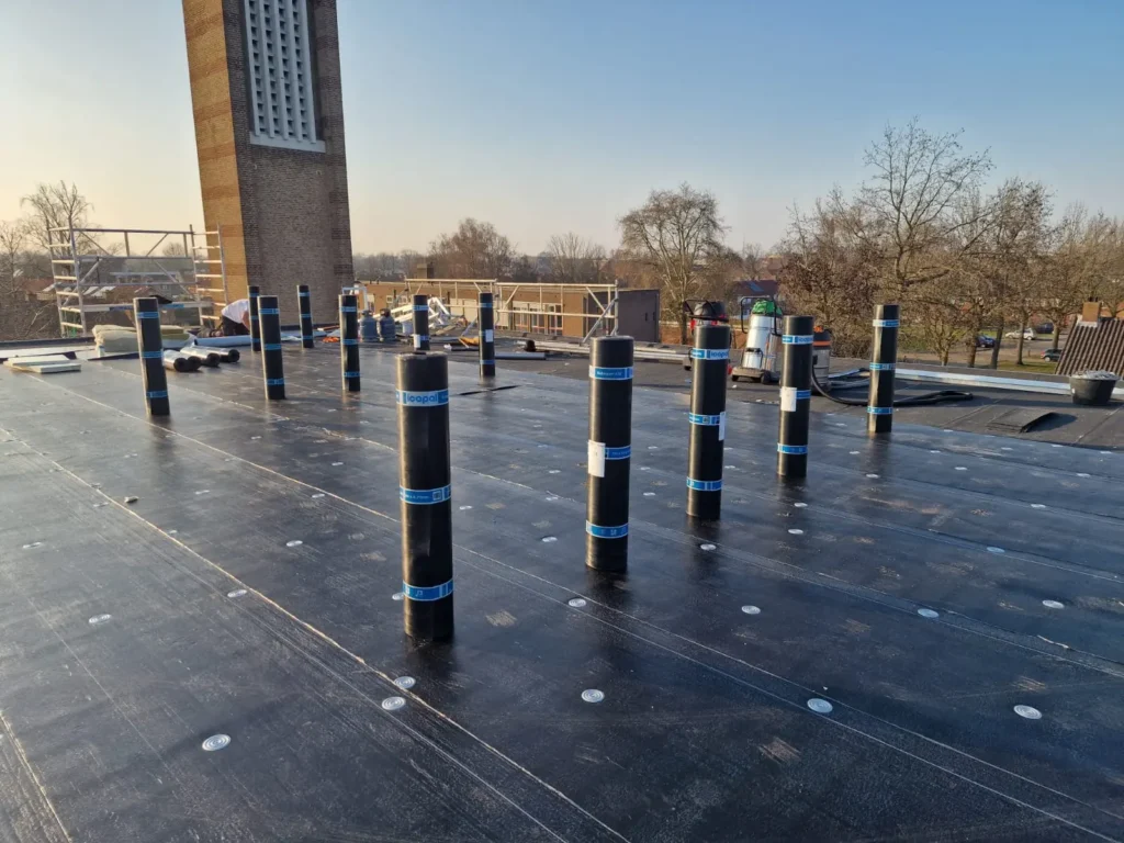 Plat dak met Icopal bitumen dakbedekking en meerdere dakdoorvoeren